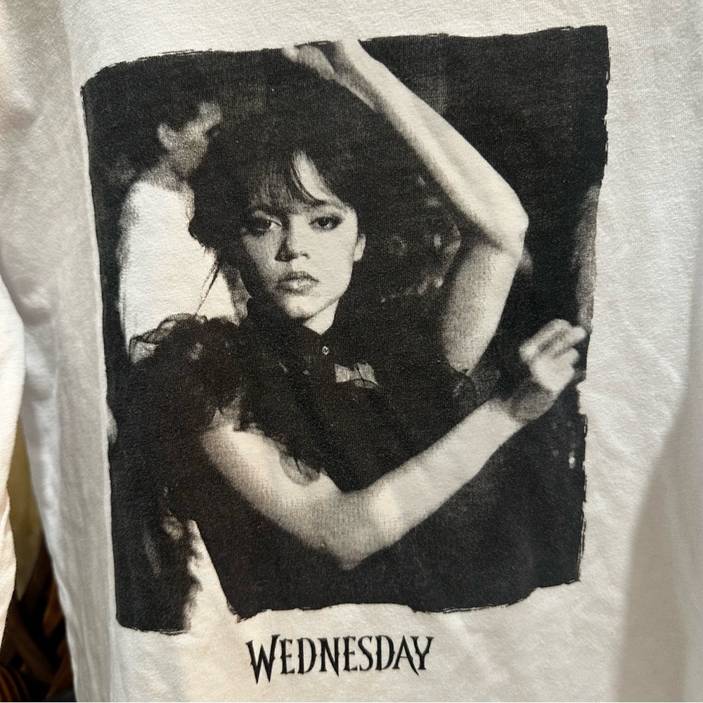 WEDNESDAY Girls  Iconic Dance Scene Long Sleeved Graphic Tee Crewneck sz Large